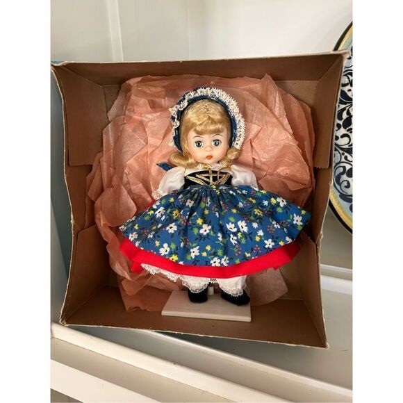 Vintage Madame Alexander Gretel Doll - Picture 2 of 7